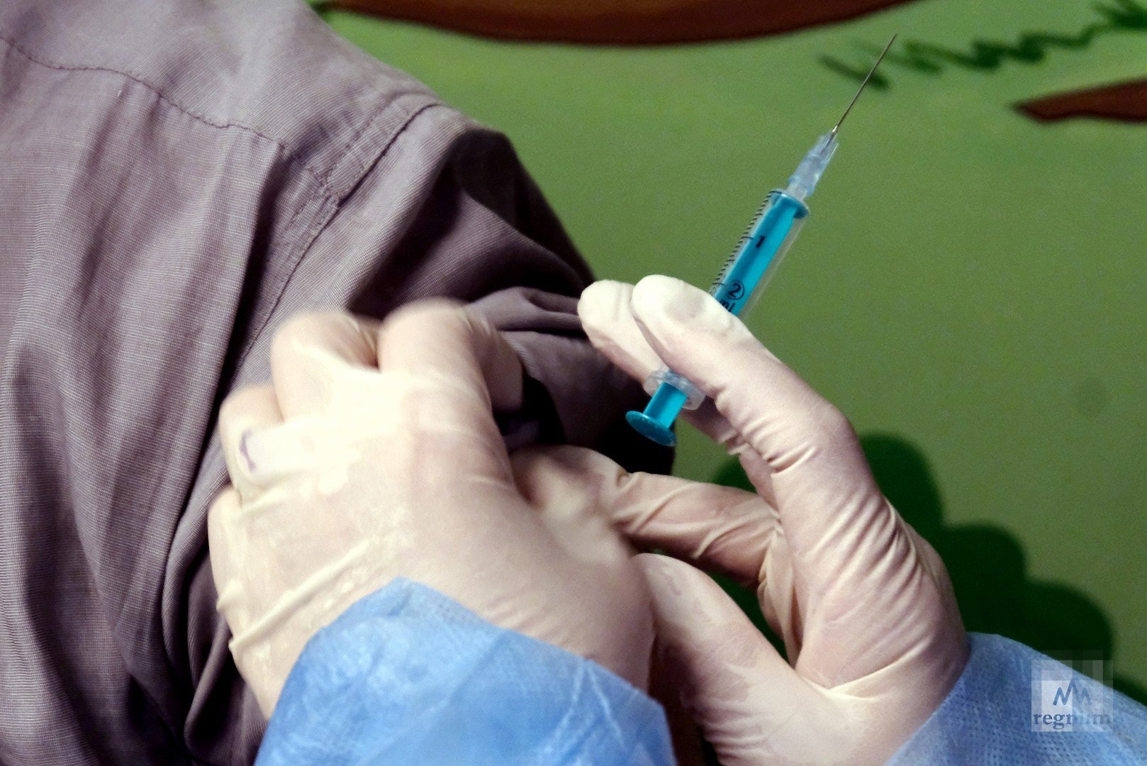 Московская вакцина. Вакцинация от клещевого энцефалита. Вакцина картинки. Первая прививка против клещевого энцефалита.