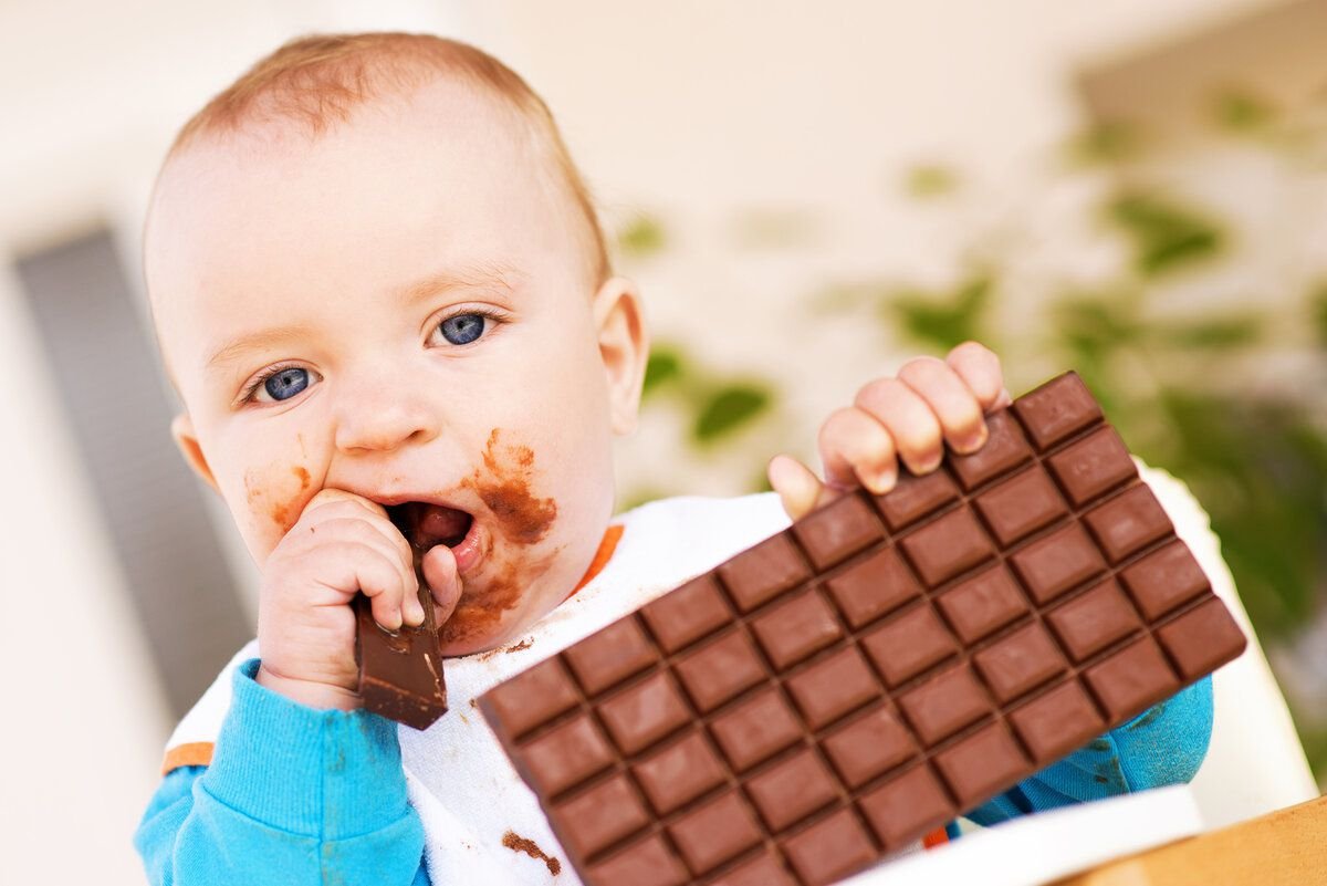 Ем шоколад плитками. Шоколадки для детей. Ребенок с огромной шоколадкой.
