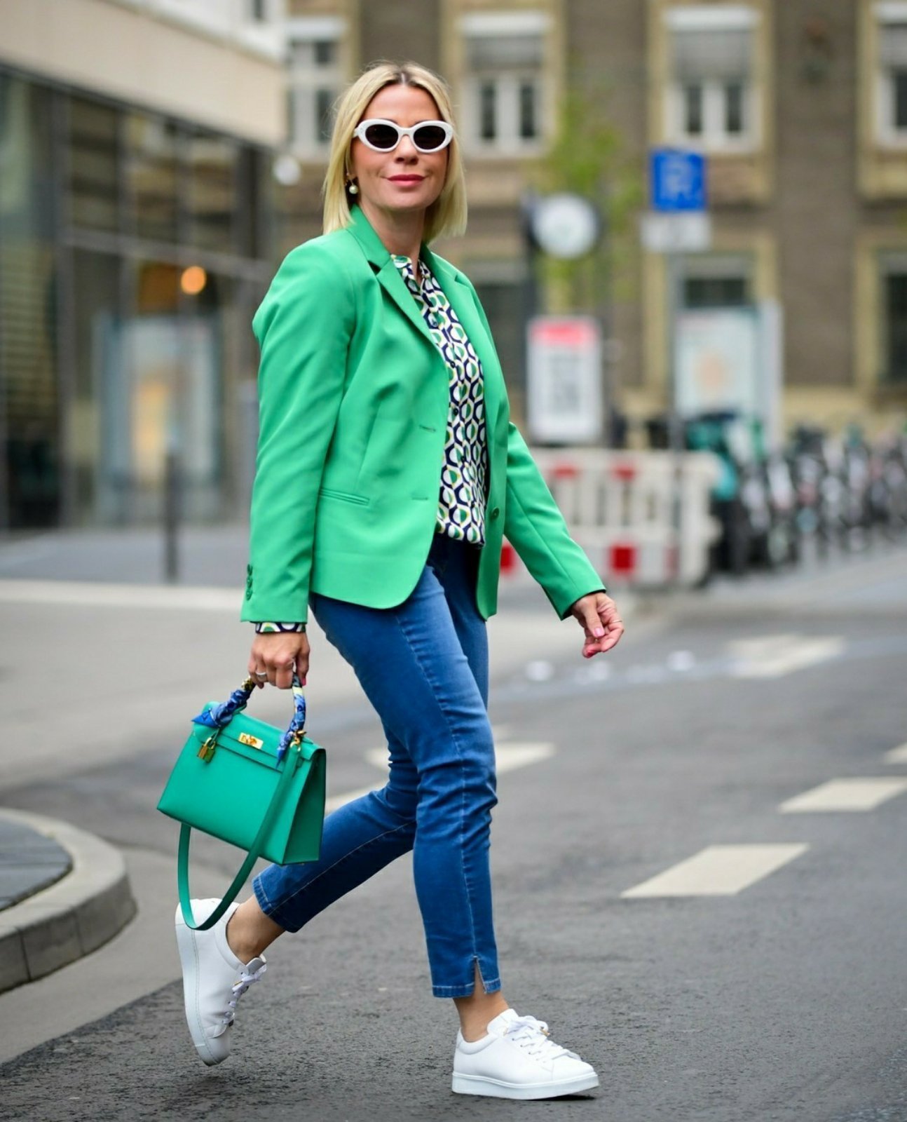Москва недорогой одеваться. Стиль спорт Шик для женщин. Образы с зеленым пиджаком. Стильные недорогие образы. Модные образы для женщин 40.