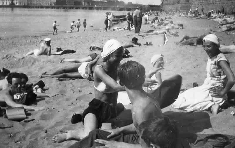 Лето 1933 года, на довоенном пляже Петропавловской крепости в Ленинграде/ Фото: © bestseller21.livejournal.com
